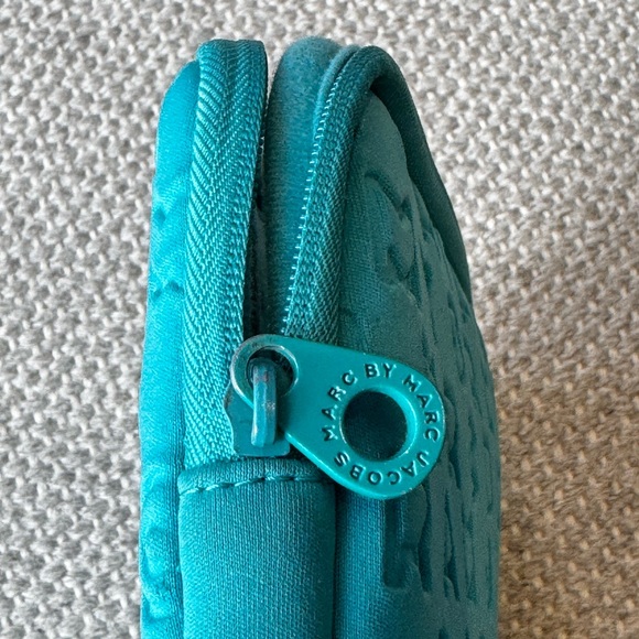 Marc Jacobs turquoise laptop neoprene sleeve - up to 15” - Picture 6 of 14